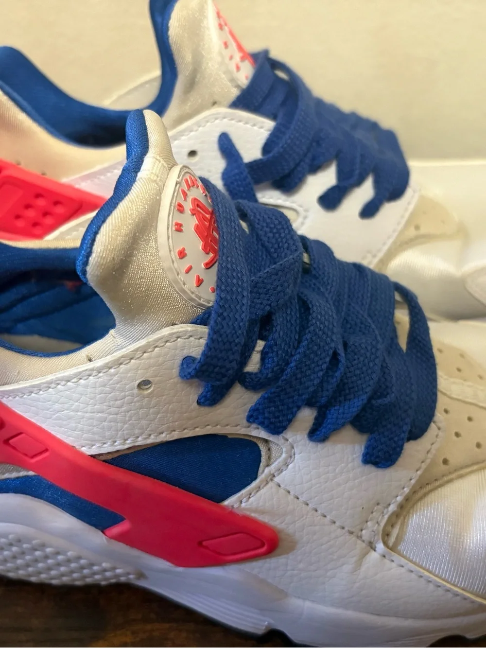 Men’s Nike Air Huarache White red & blue size 8.5 athletic shoes